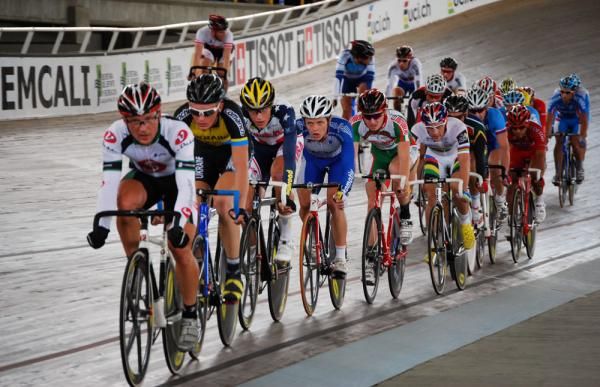 Action aplenty during the scratch race final.