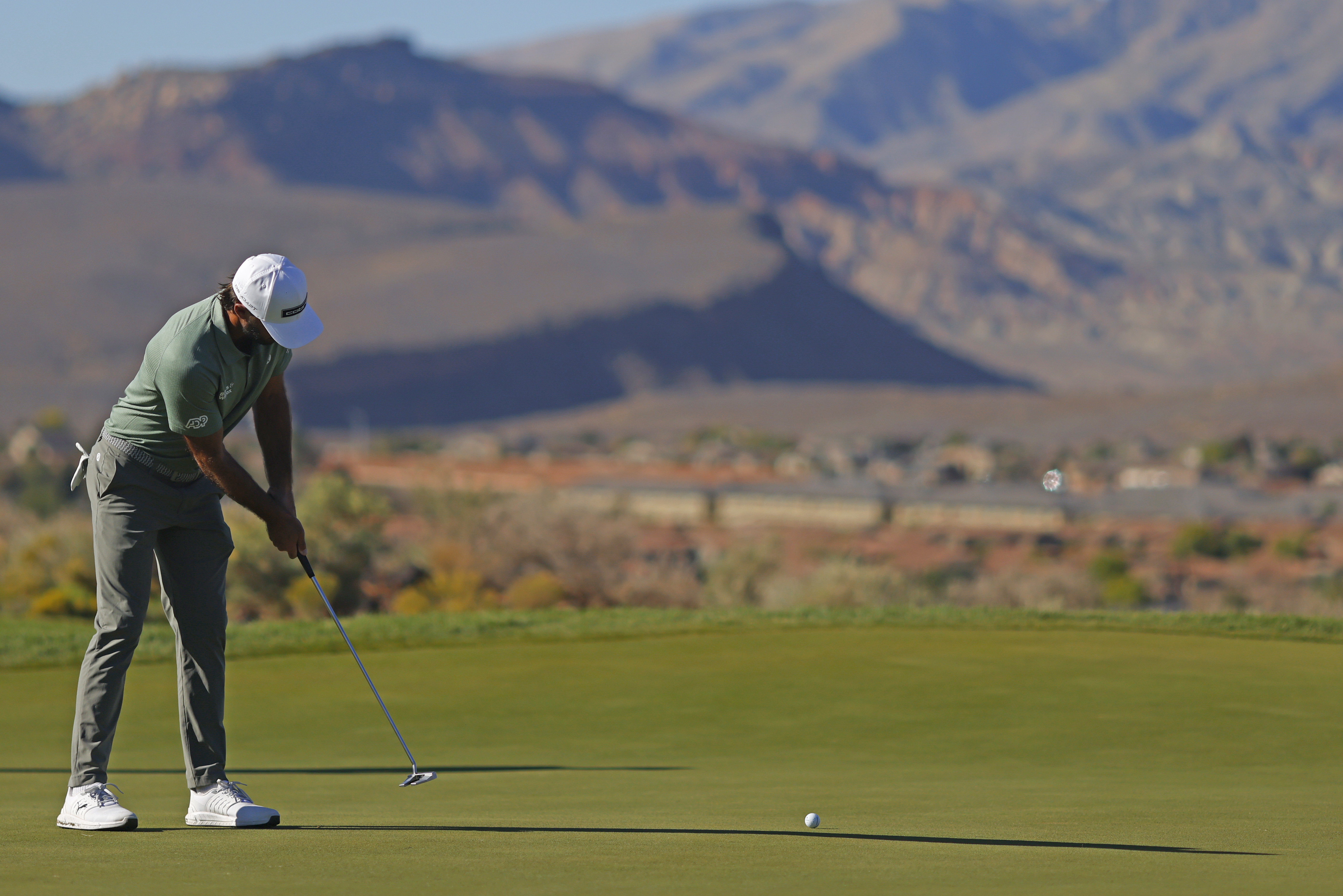 Max Homa hits a putt