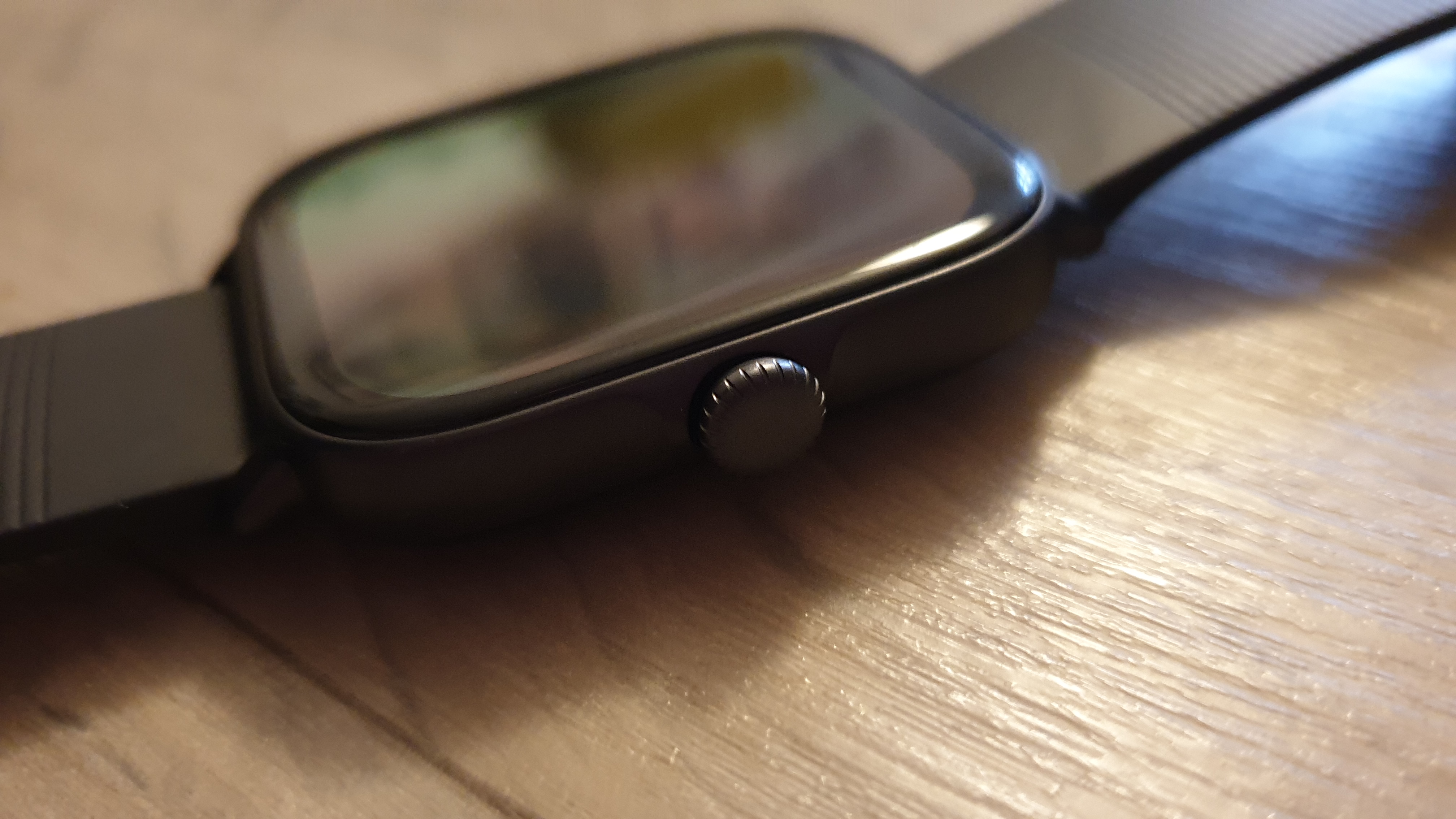 Die Amazfit GTS 3 liegt auf einem Holzboden, man sieht die Krone in der Detailansicht