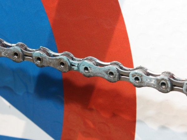 We normally expect to see mechanics lube riders' chains with grease on wet days but Zabriskie's chain is similarly coated for Stage 1's warm and dry conditions.