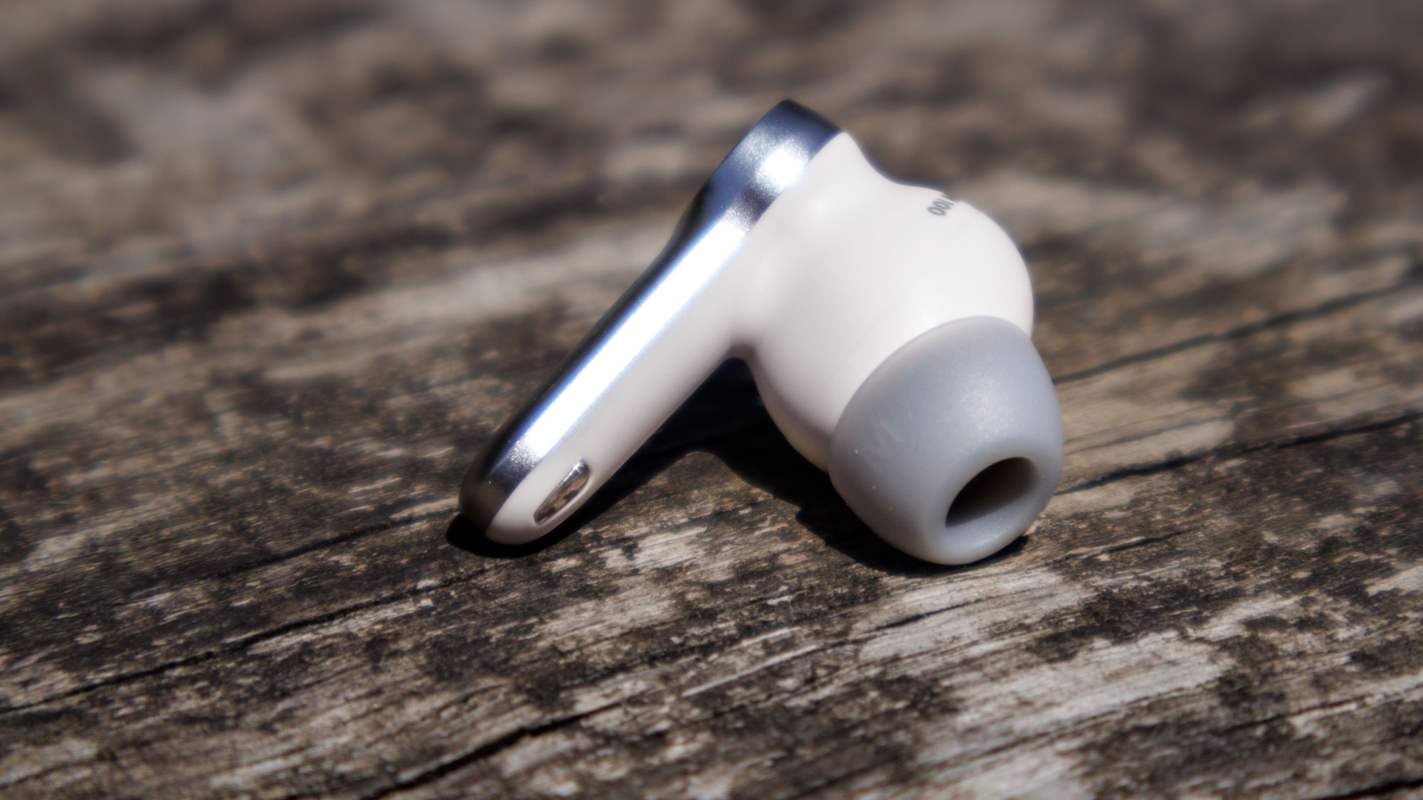 Beyerdynamic Amiron 100 closeup of a bud