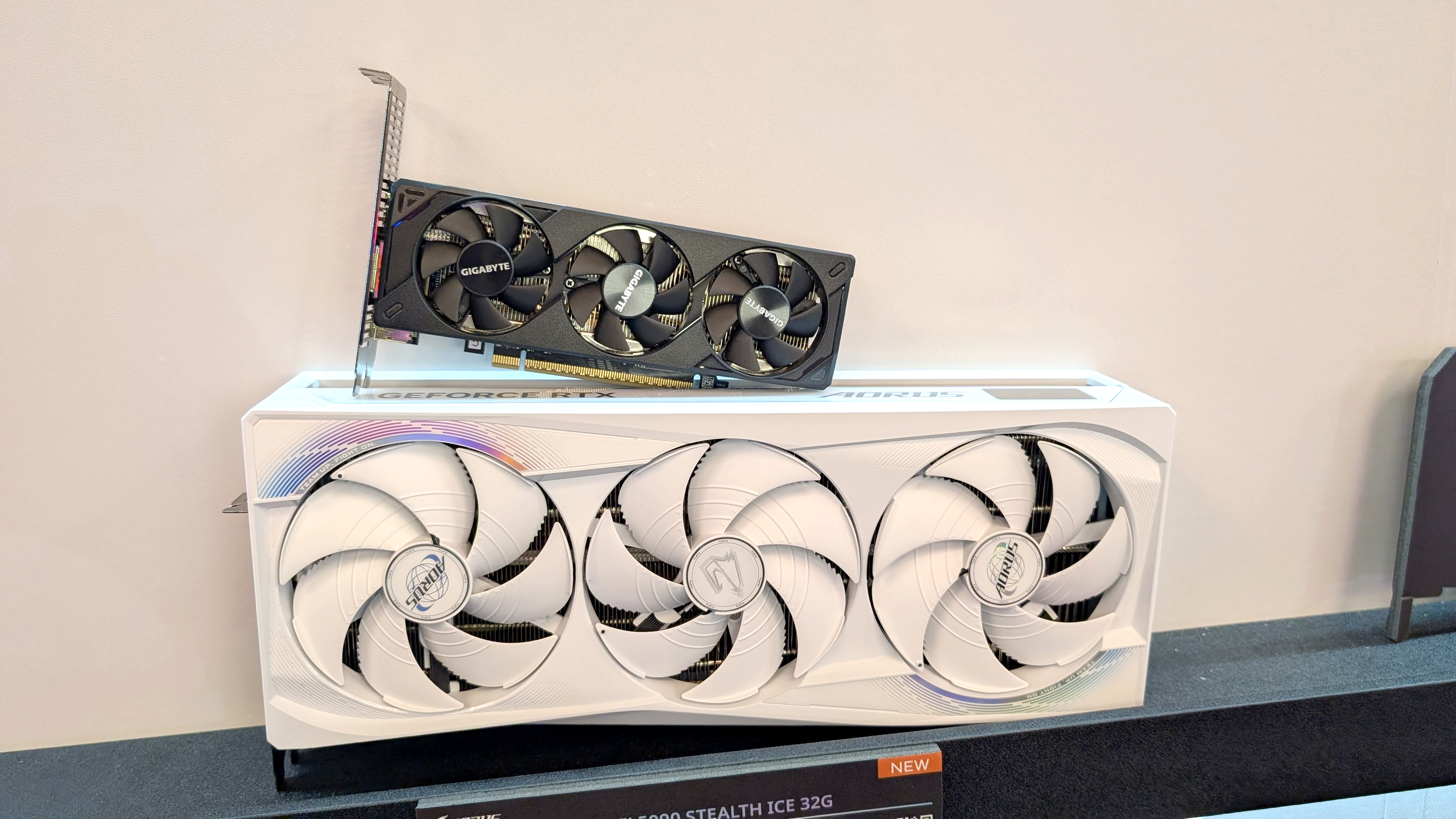 A Gigabyte 5090 vs 5060