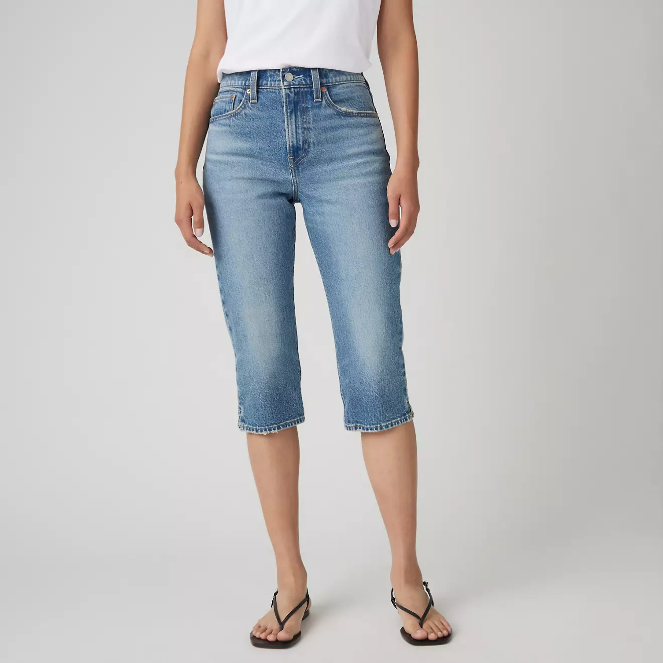 An image of Levi&#039;s Capri pants.