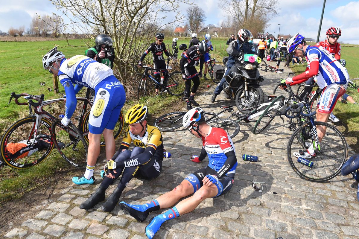 A massive crash in the E3 Harelbeke