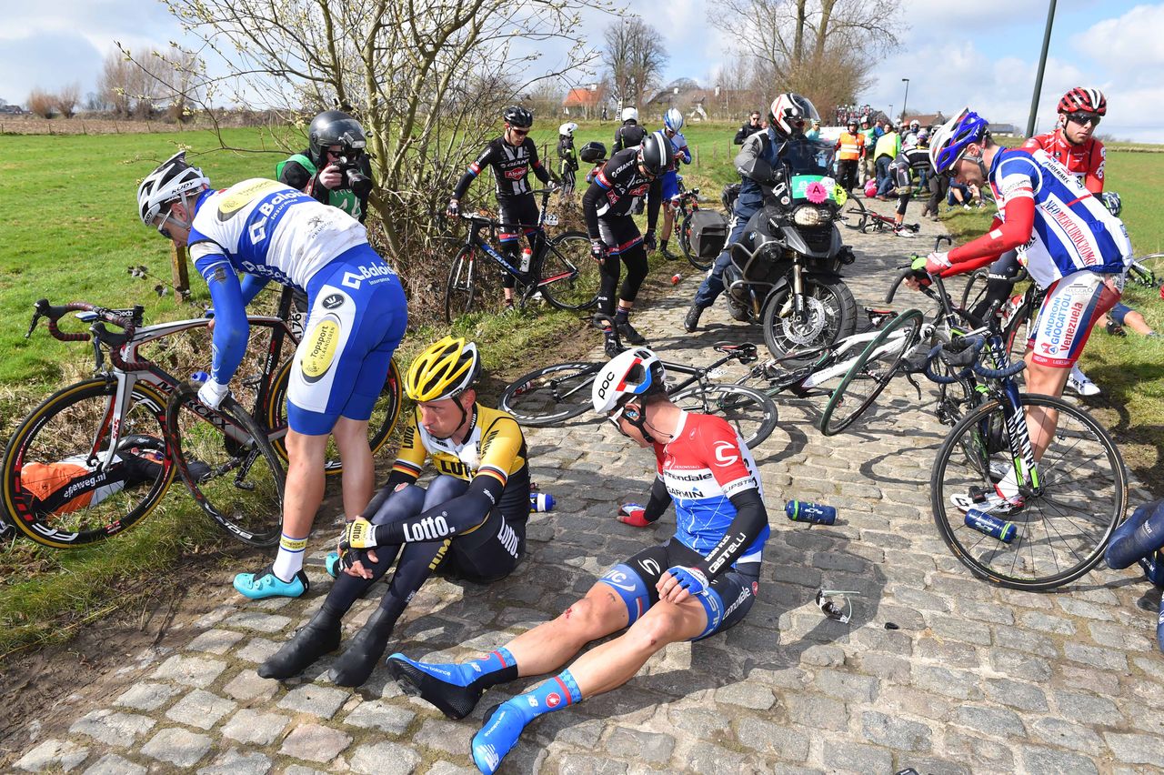 A massive crash in the E3 Harelbeke