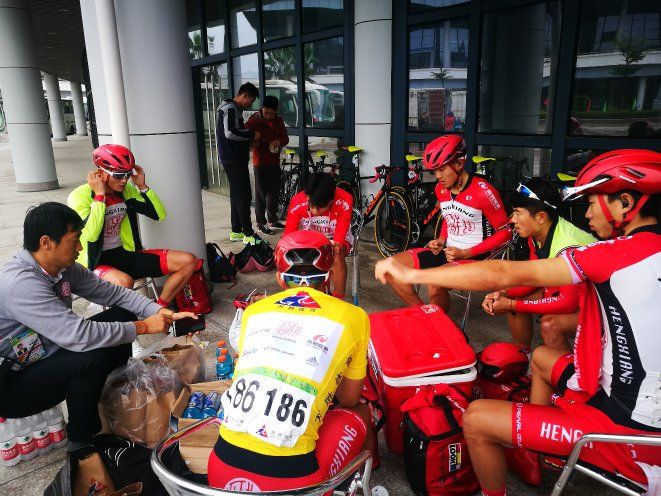 Lyu Xianjing with his teammates