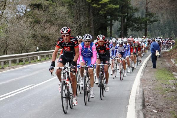 Francisco P&eacute;rez (Caisse d'Epargne) leads the peloton