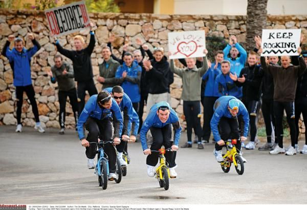 Mark Cavendish drives for the line in a HTC photo shoot. Gert Dockx is holding up the 'we love you' sign