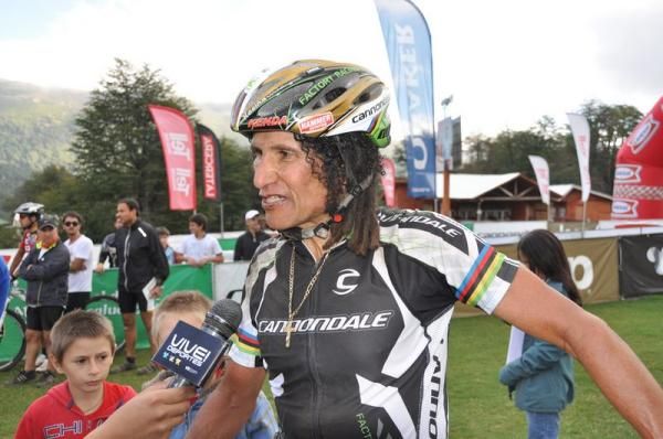 Tinker Ju&aacute;rez giving an interview to a Chilean sports channel