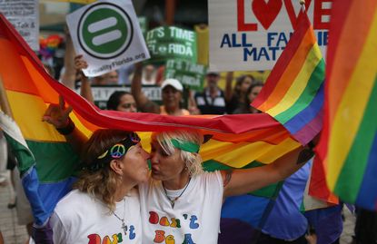 Judge tells Florida counties to start issuing gay marriage licenses