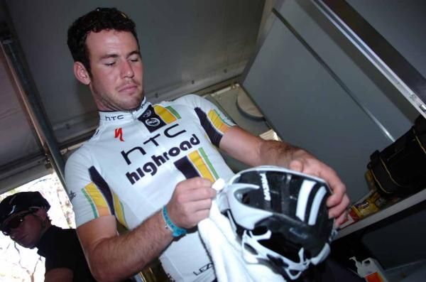Mark Cavendish (HTC-Highroad) gets ready.