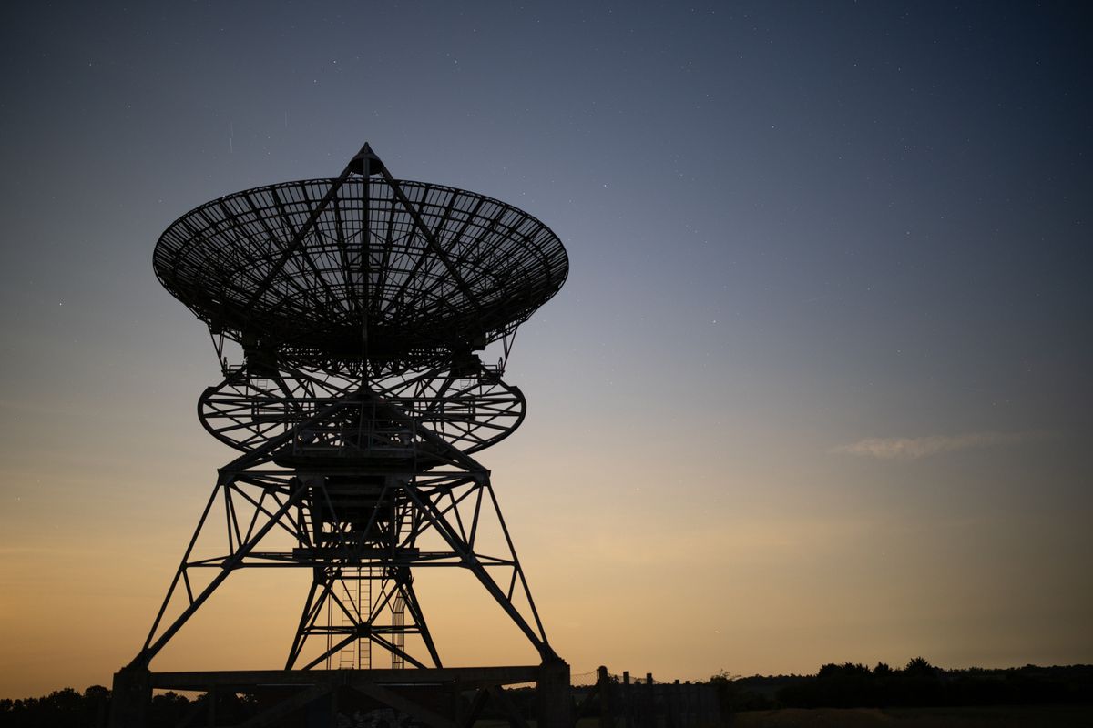 Photo of a radio telescope taken with the Viltrox AF 35mm f/1.2 LAB FE