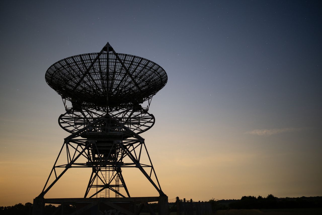 Photo of a radio telescope taken with the Viltrox AF 35mm f/1.2 LAB FE