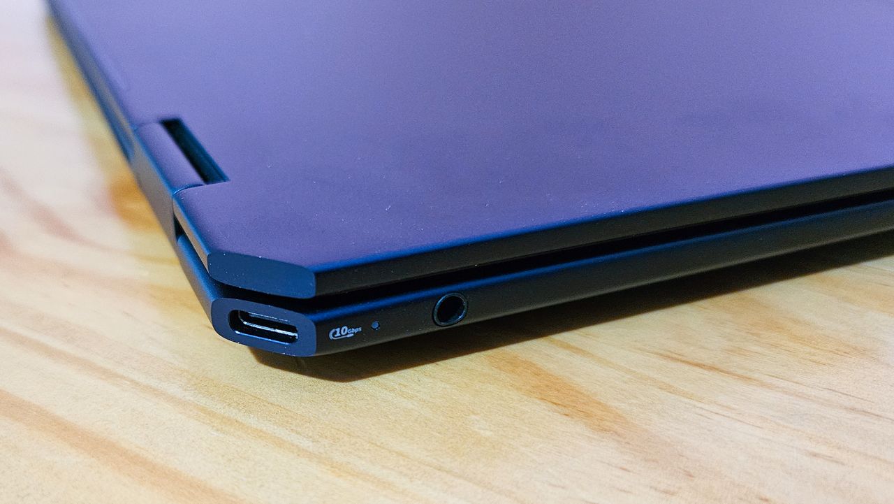 HP Omnibook Ultra 14 corner.