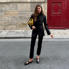 Fashion person debora rosa wears a blazer trend 2026. She wears a collarless blazer.