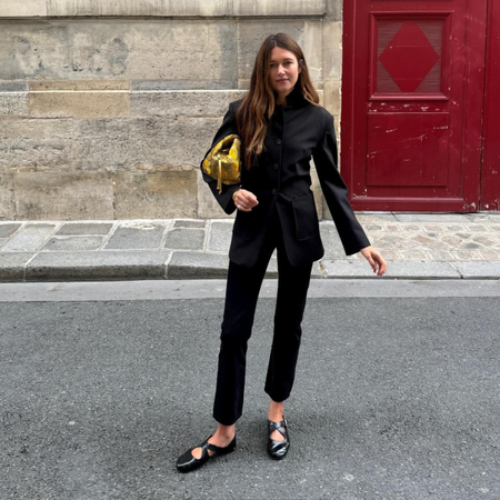 Fashion person debora rosa wears a blazer trend 2026. She wears a collarless blazer.