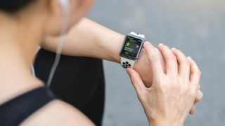 En kvinna som använder aktivitetsspårning på en Apple Watch