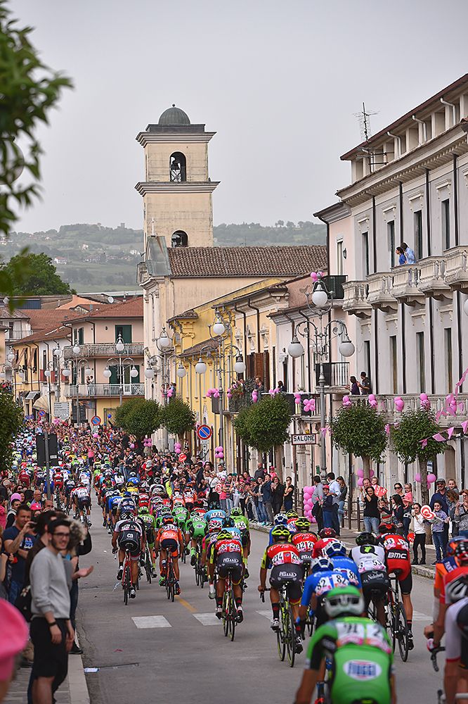 The peloton during stage 5 Giro d'Italia