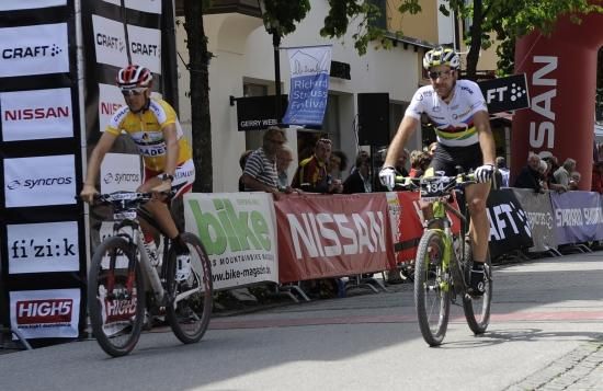 Alban Lakata (Topeak Ergon) beats Christoph Sauser (Specialized) to the line
