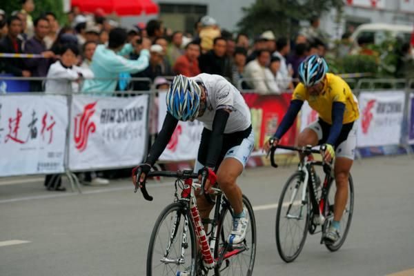 Ghader Mizbani (Tabriz) leads Andrey Mizurov over the line totally spent.