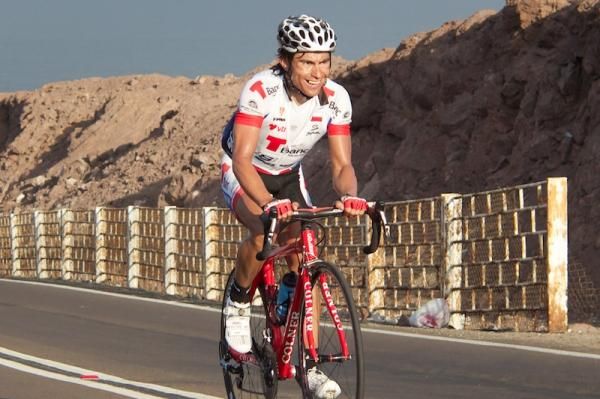 Marco Arriagada (T-Banc Sketchers) also attacks his group and is now flying by riders dropped by Sepulveda.