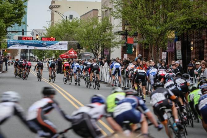 The men stayed strong out as the laps dwindled.