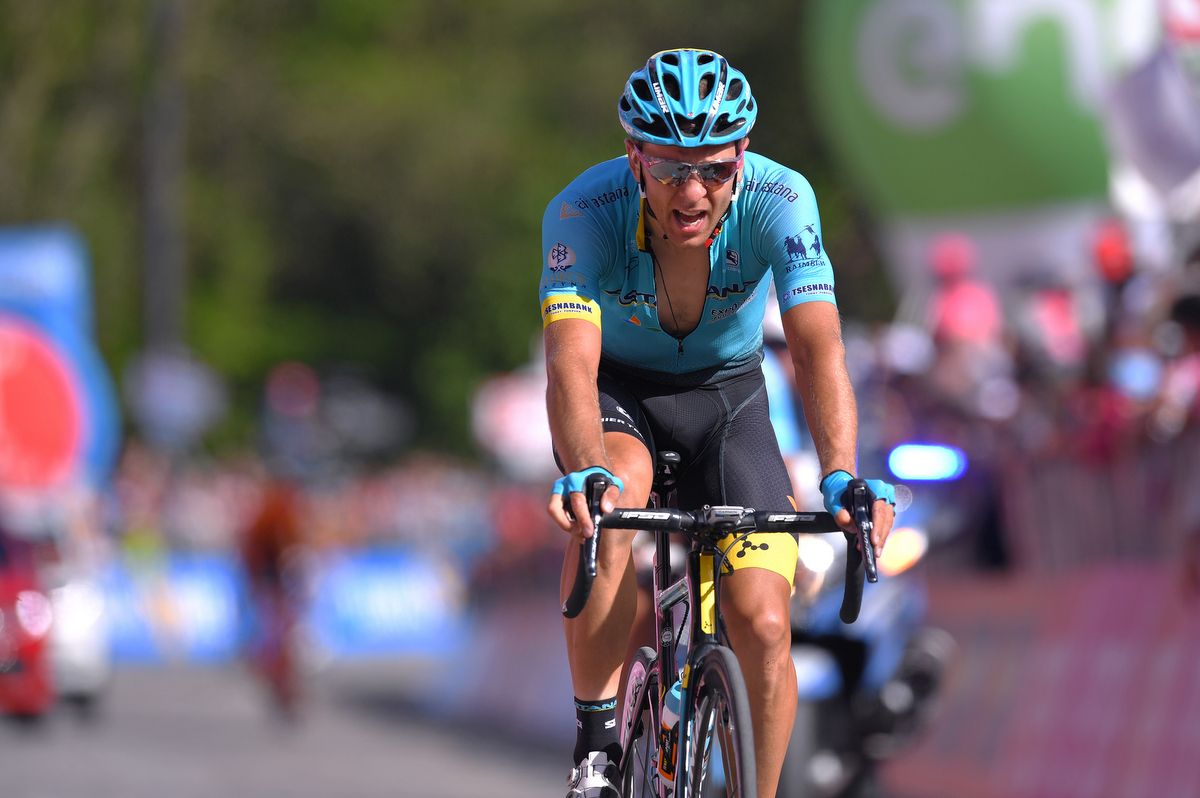 Kangert abandons Giro d'Italia after crashing into traffic island ...