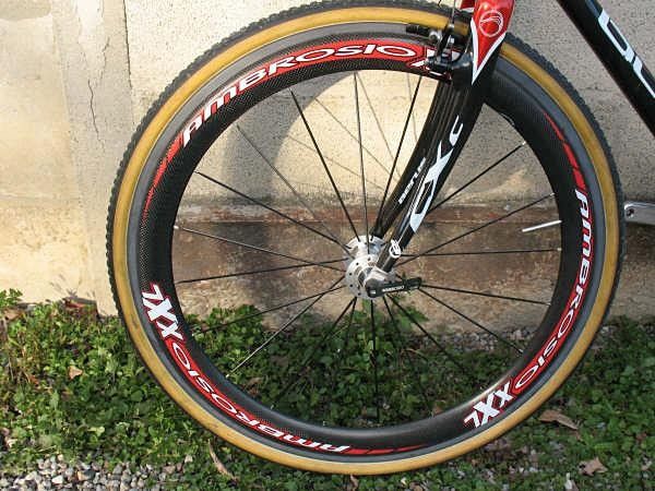 A larger diameter flange on the front Ambrosio XXL Carbon