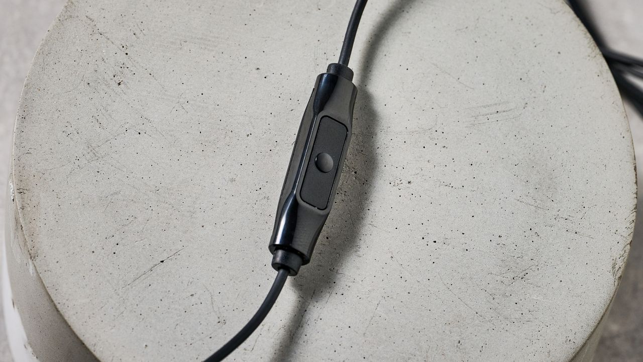 Controller on the Sennheiser CX 80U