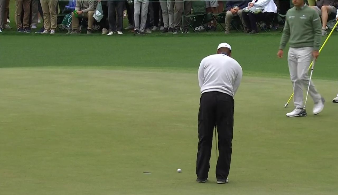 Woods misses a putt