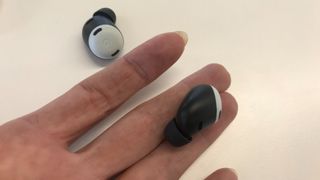 Google Pixel Buds Pro-øretelefoner i hånden