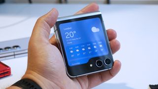 Samsung Galaxy Z Flip 5 et son affichage météo