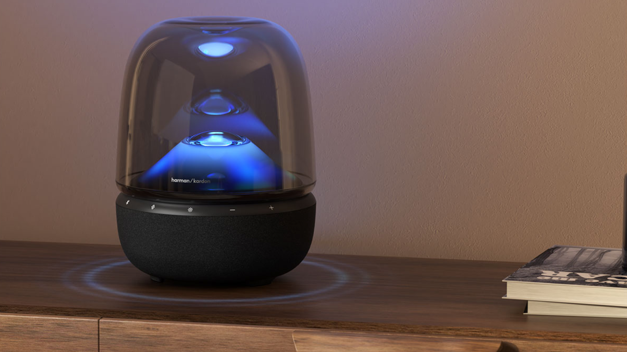 Speaker Bluetooth baru Harman Kardon memiliki desain klasik HK yang membawa saya kembali ke tahun 2005 – namun dengan pengaturan speaker yang sangat modern