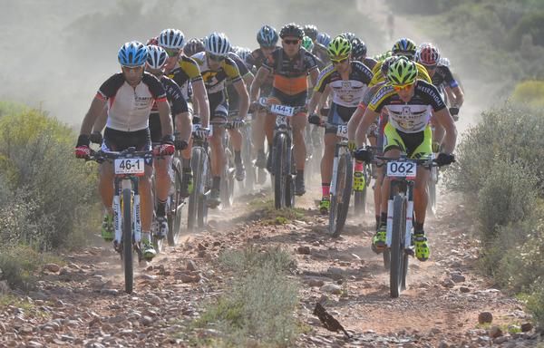 The large lead group looks for the best lines on a rough jeep track section during Stage 1
