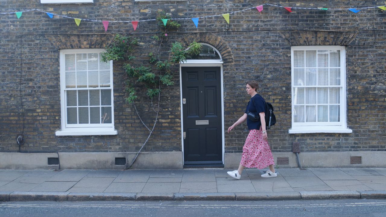 Panasonic Lumix L10 image gallery: a sidewalk in London with an old house front and windows
