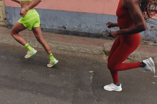 lululemon Blissfeel running trainers: two women running