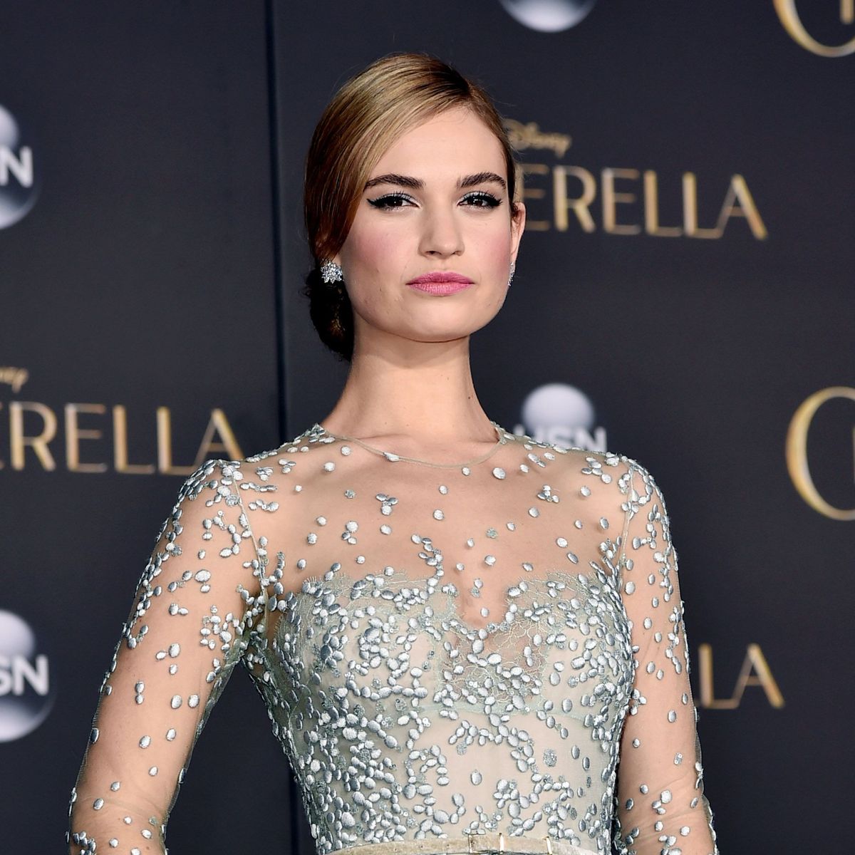 Лила 2015. Лили Джеймс. Лили Джеймс 2022. Lily James Cinderella. Лили Джеймс фото.