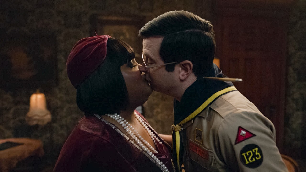 From left to right: Alberta and Pete kissing. 