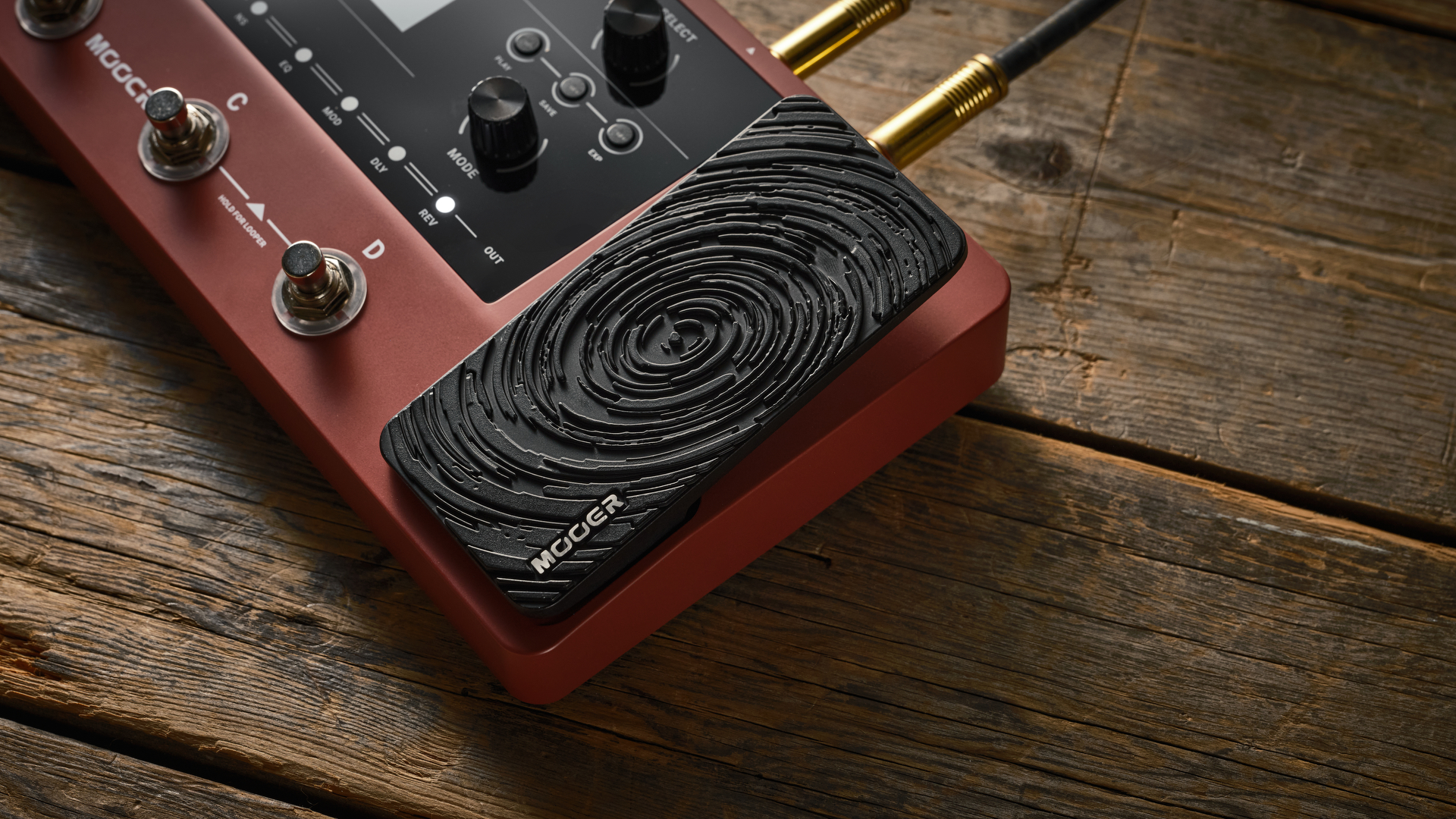 Mooer GE150 Pro li on wooden floor