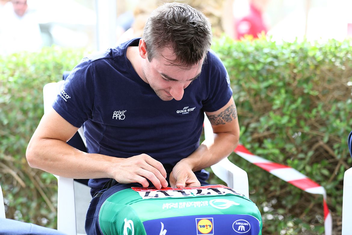 Elia Viviani pins his numbers onto his green jersey