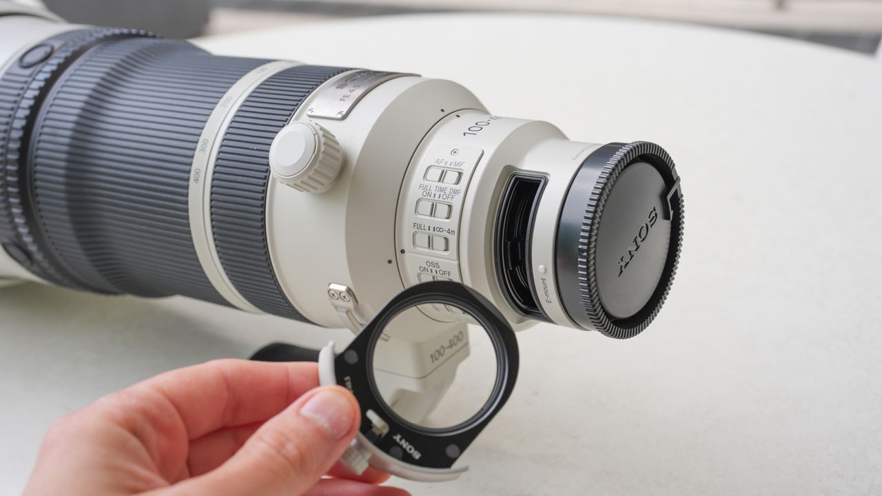 A picture of the Sony 100-400mm f/4.5 GM lens, showing the drop-in filters at the base of the lens.