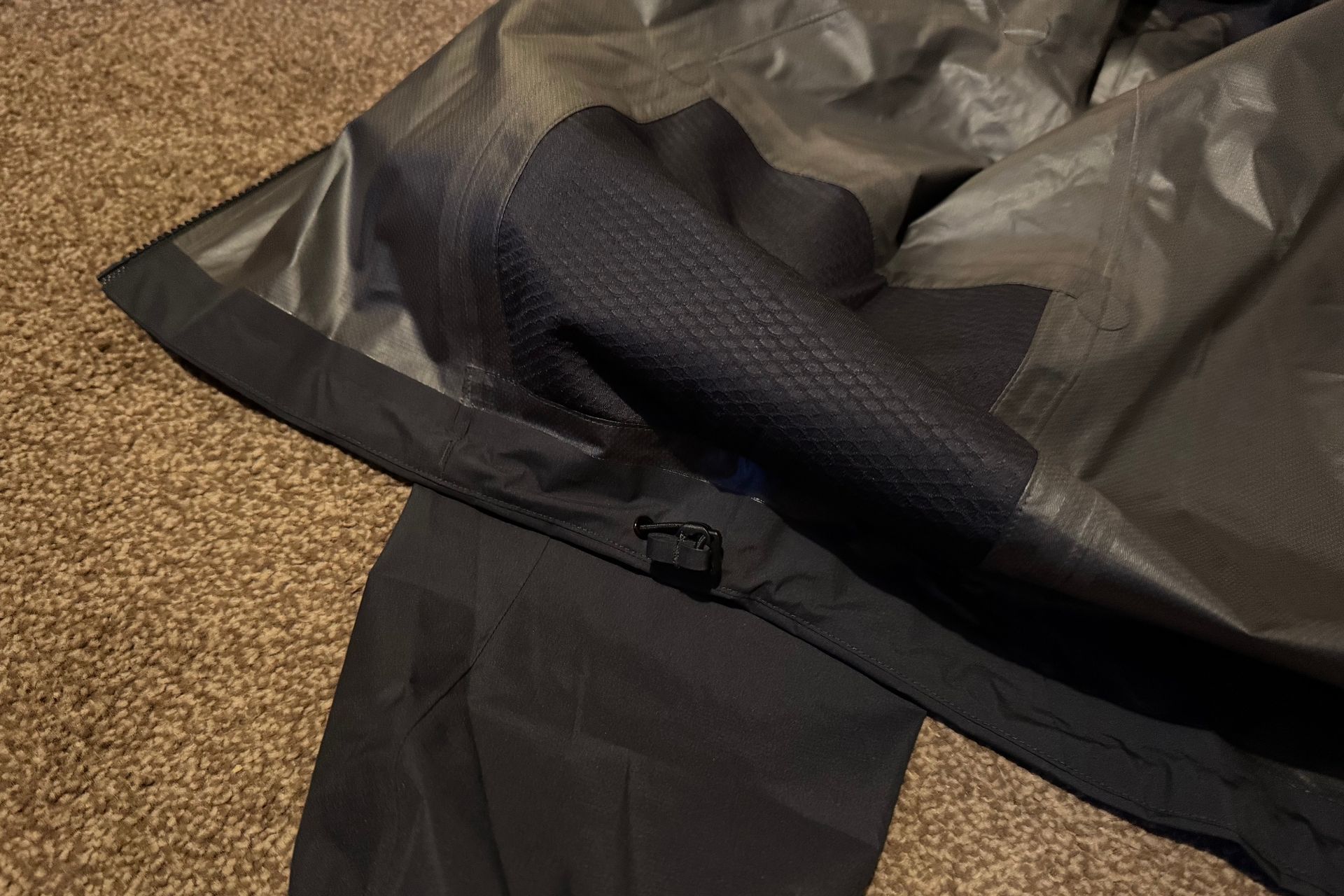 Adjustable hem of the Le Col ARC gravel jacket