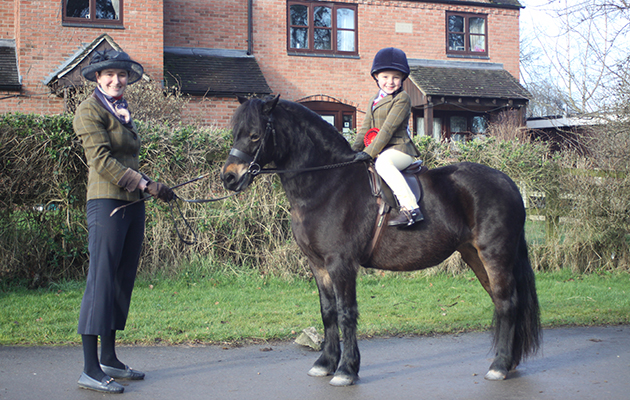 mini novice M&amp;amp;M champion Newoak Falling Free (935), rider Holly Shotton, handler Michaela Hunt.