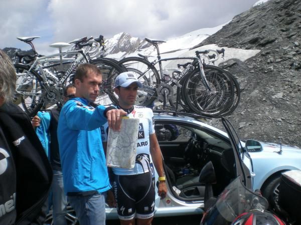 Bradley McGee shows that it's impossible to ride a bike on the Italian side