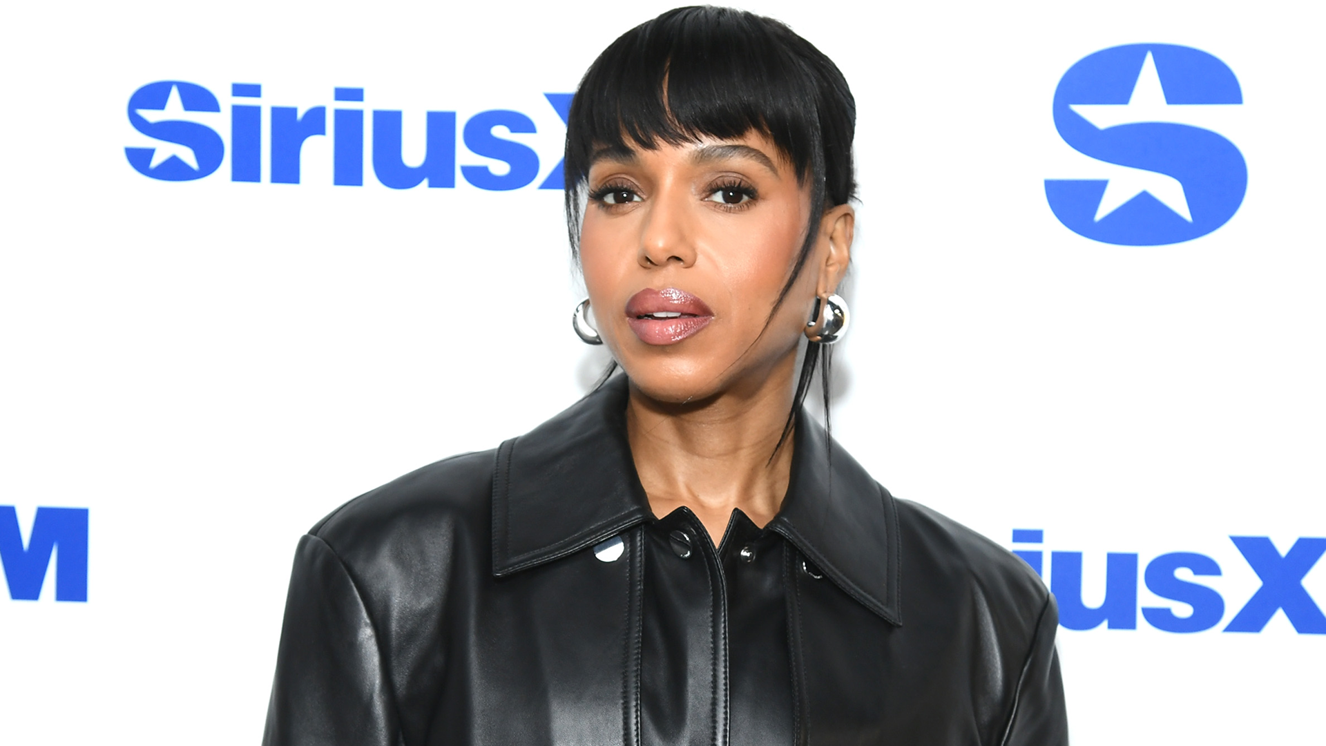 Kerry Washington styled the leather trench coat trend with a matching shoulder bag