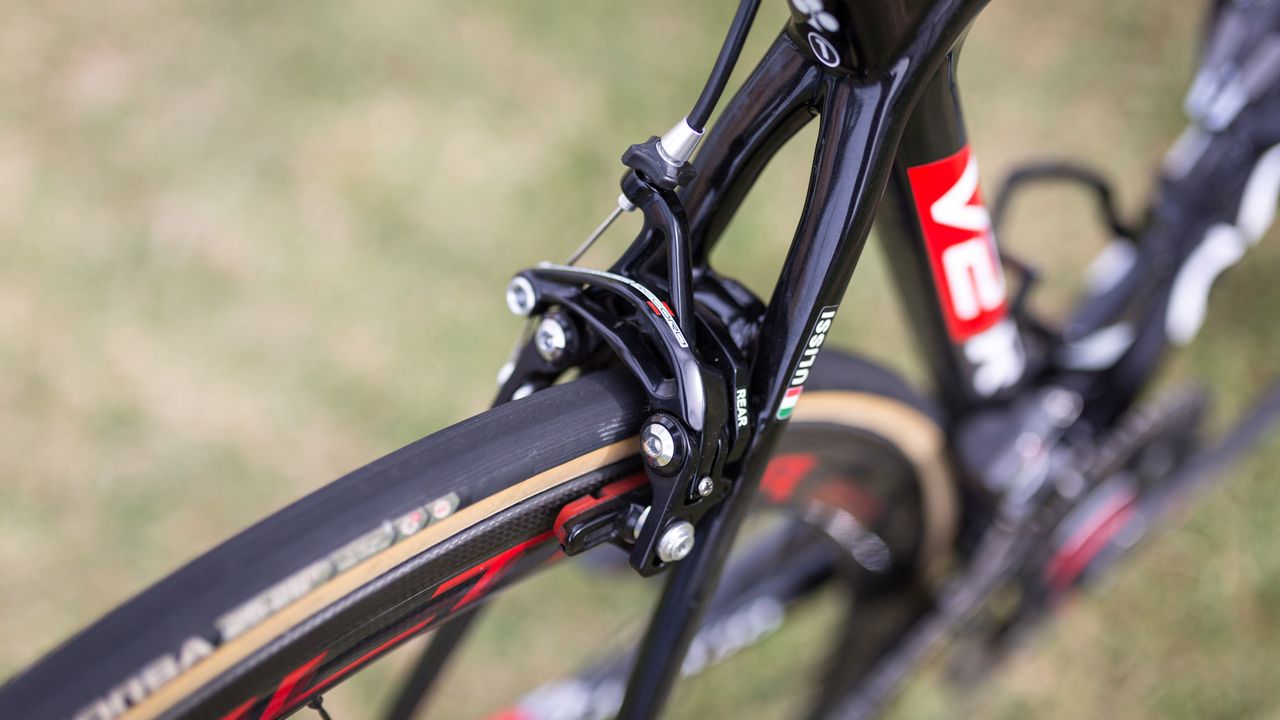 The V2-R features direct mount Campagnolo Super Record brakes front and rear