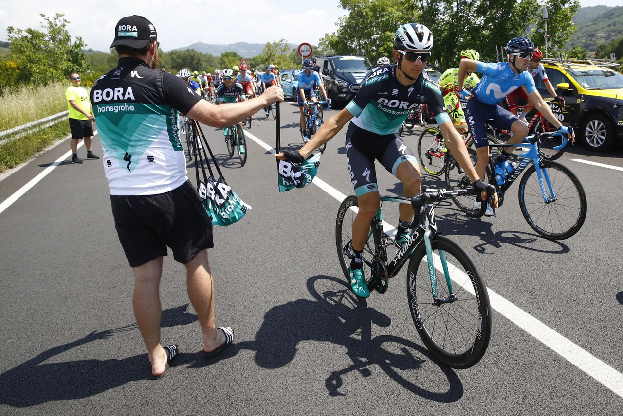 Davide Formolo picks up his lunch