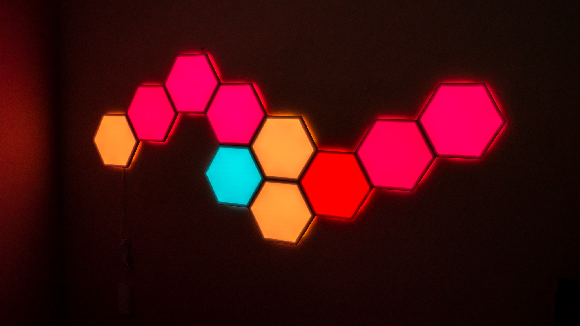 Govee Glide Hexa Light Panels exibindo cores diferentes