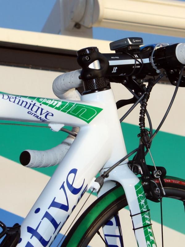 Jimmy Casper's (Saur-Sojasun) Gitane fork was built with an alloy steerer tube.