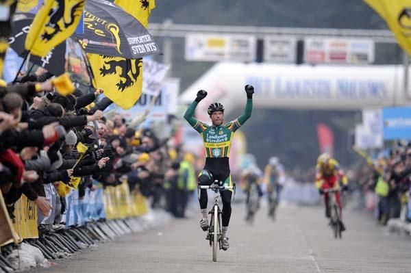 Sven Nys had just enough time to give a long salute in Oostmalle.